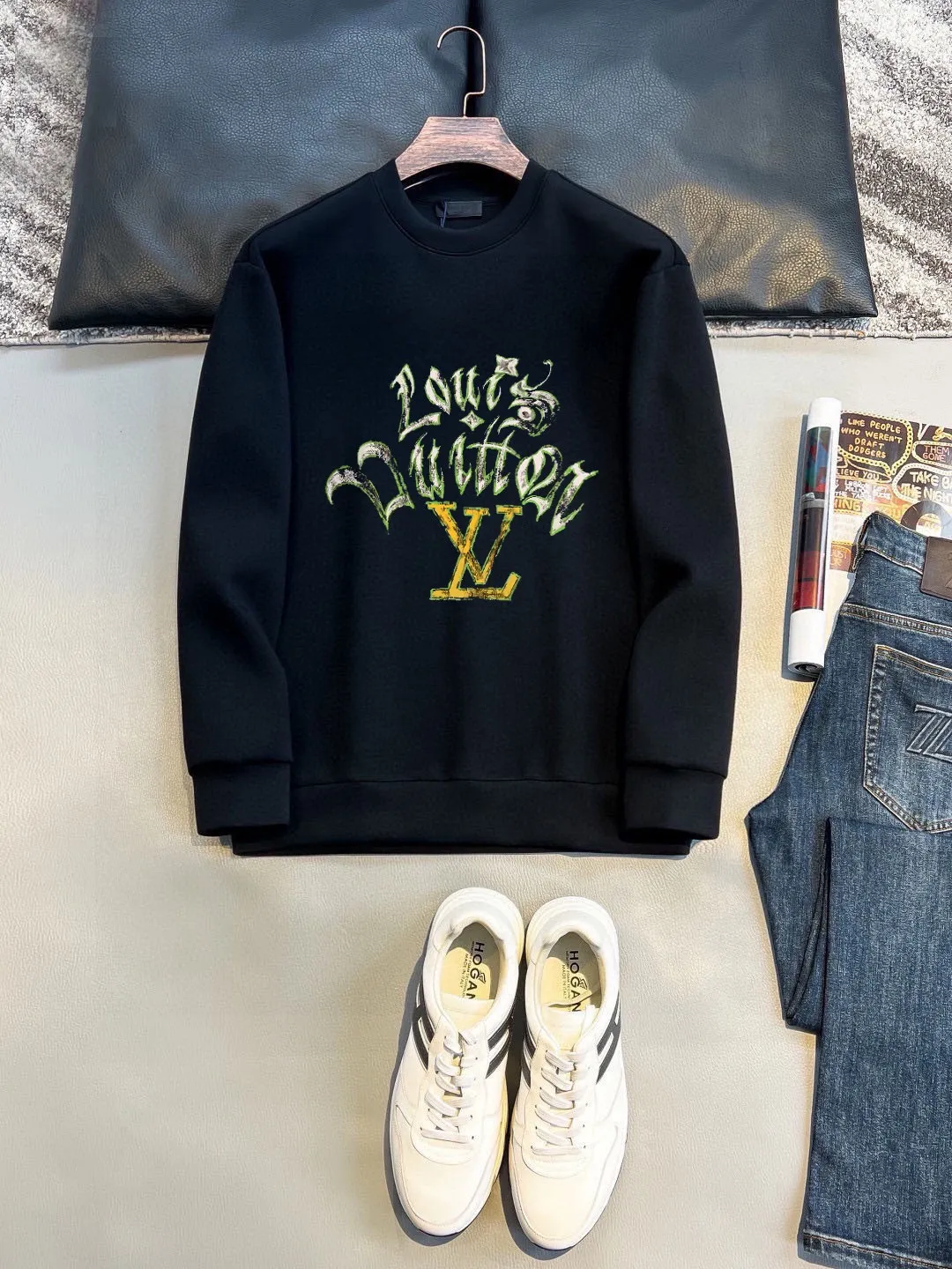🅿️220 brand [LV Louis Vuitton] (good news for fat people) 2025ss autumn latest long-sleeved round-neck sweatshirt, on sale simultaneously on the official website. Refreshing and breathable. Made of top Tencel Roman. Comfortable and soft. 3D three-dimensional clarity. Super fashion sense. Great for gifting and keeping for yourself. Size: M-5XL (can wear up to 220 pounds)